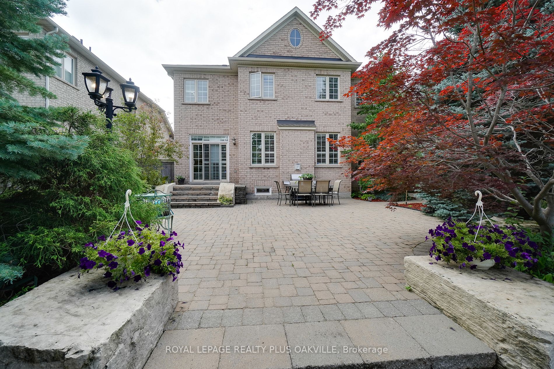 215 Burloak Dr