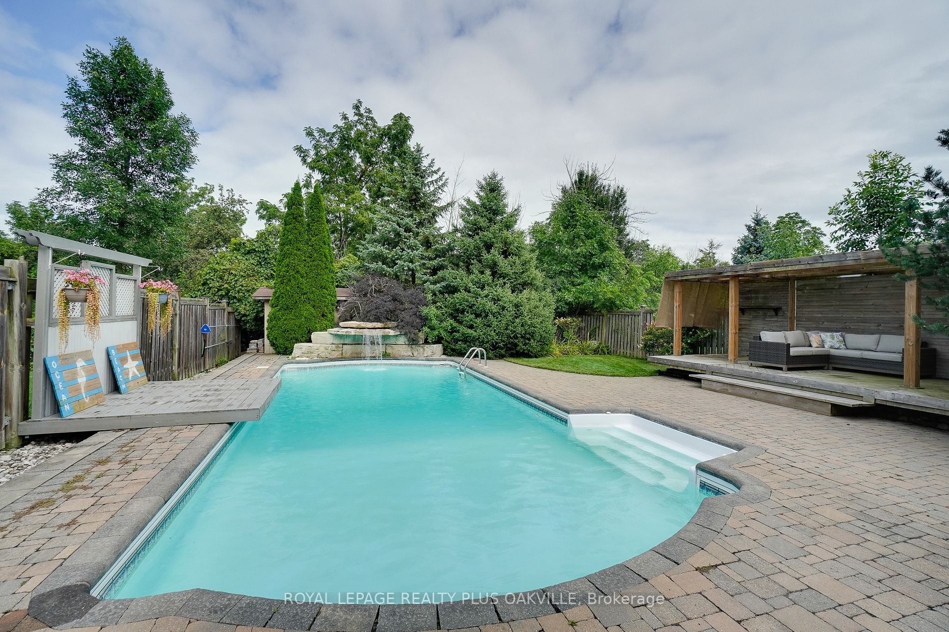 215 Burloak Dr