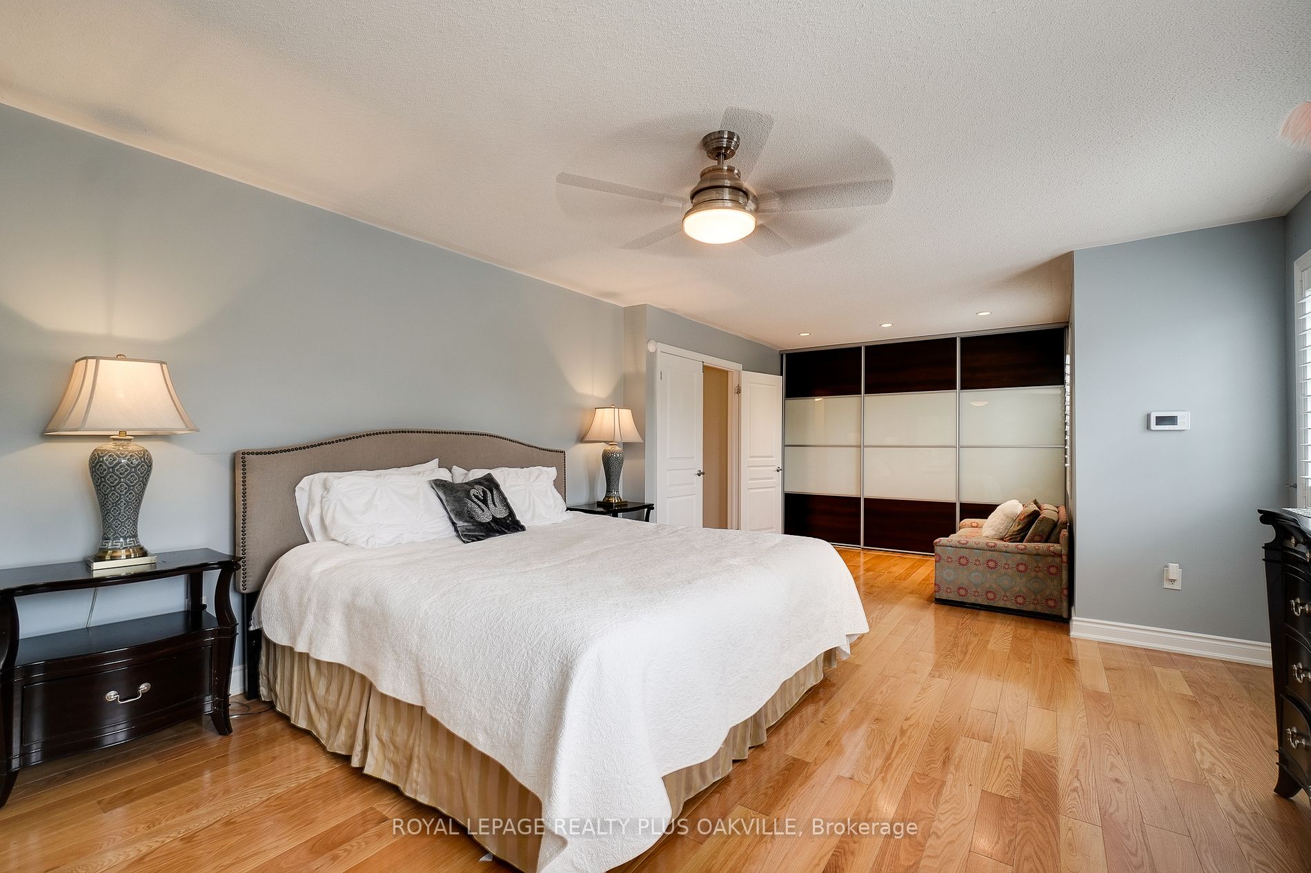 215 Burloak Dr