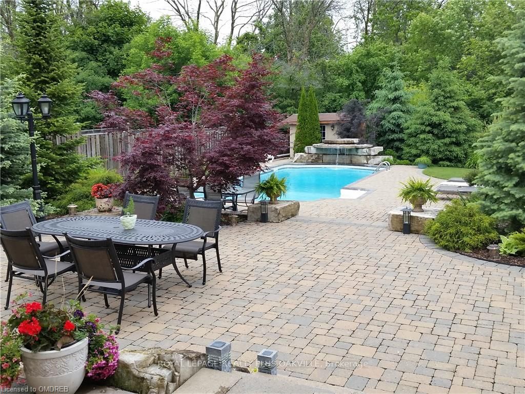 215 Burloak Dr