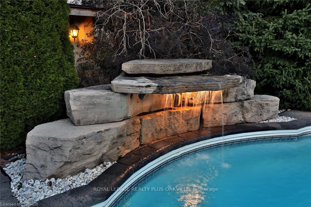 215 Burloak Dr