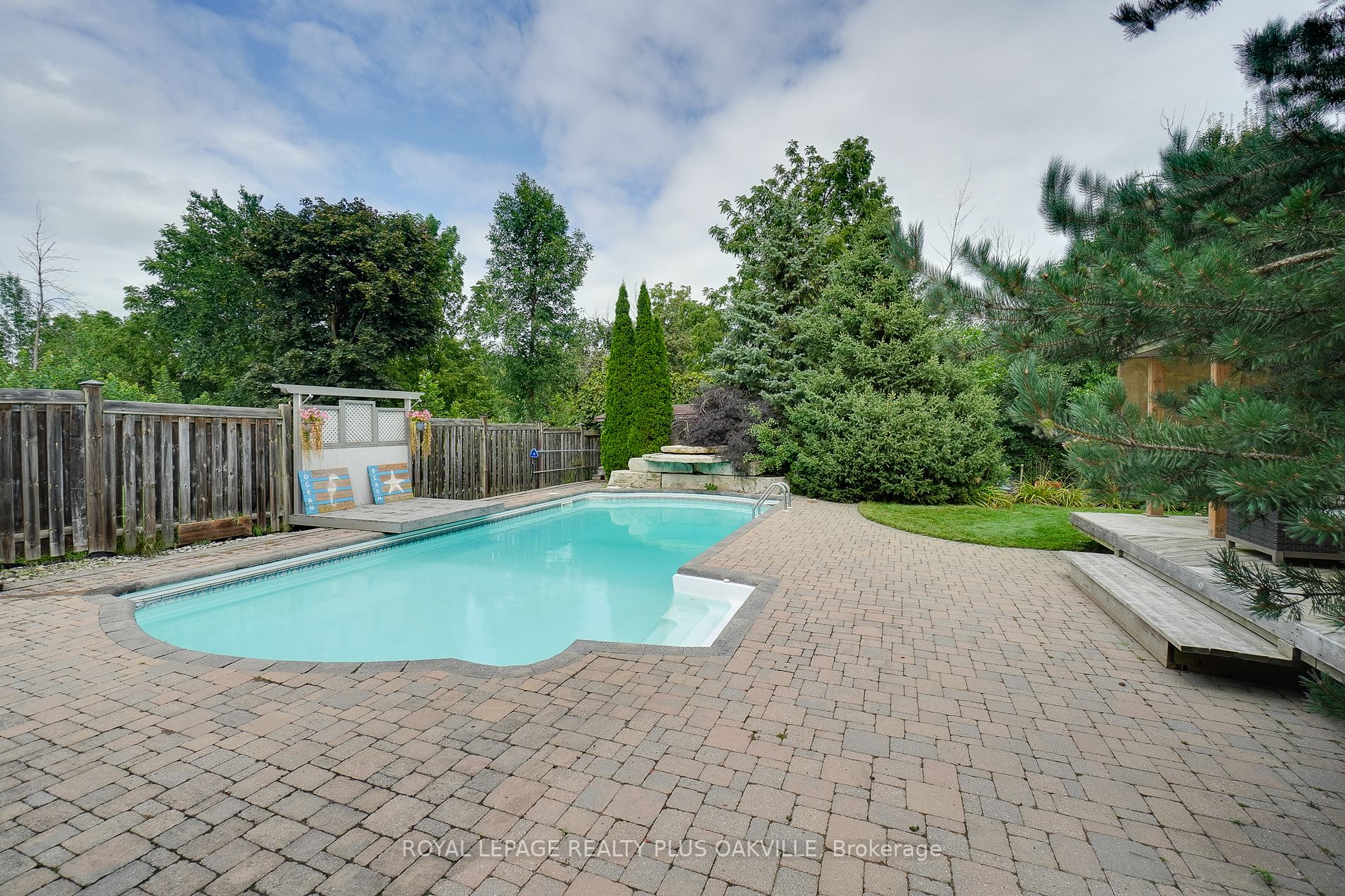 215 Burloak Dr