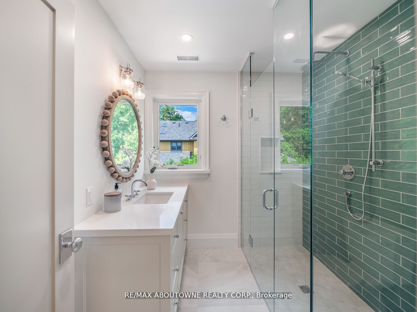 33 Harbourside Crt
