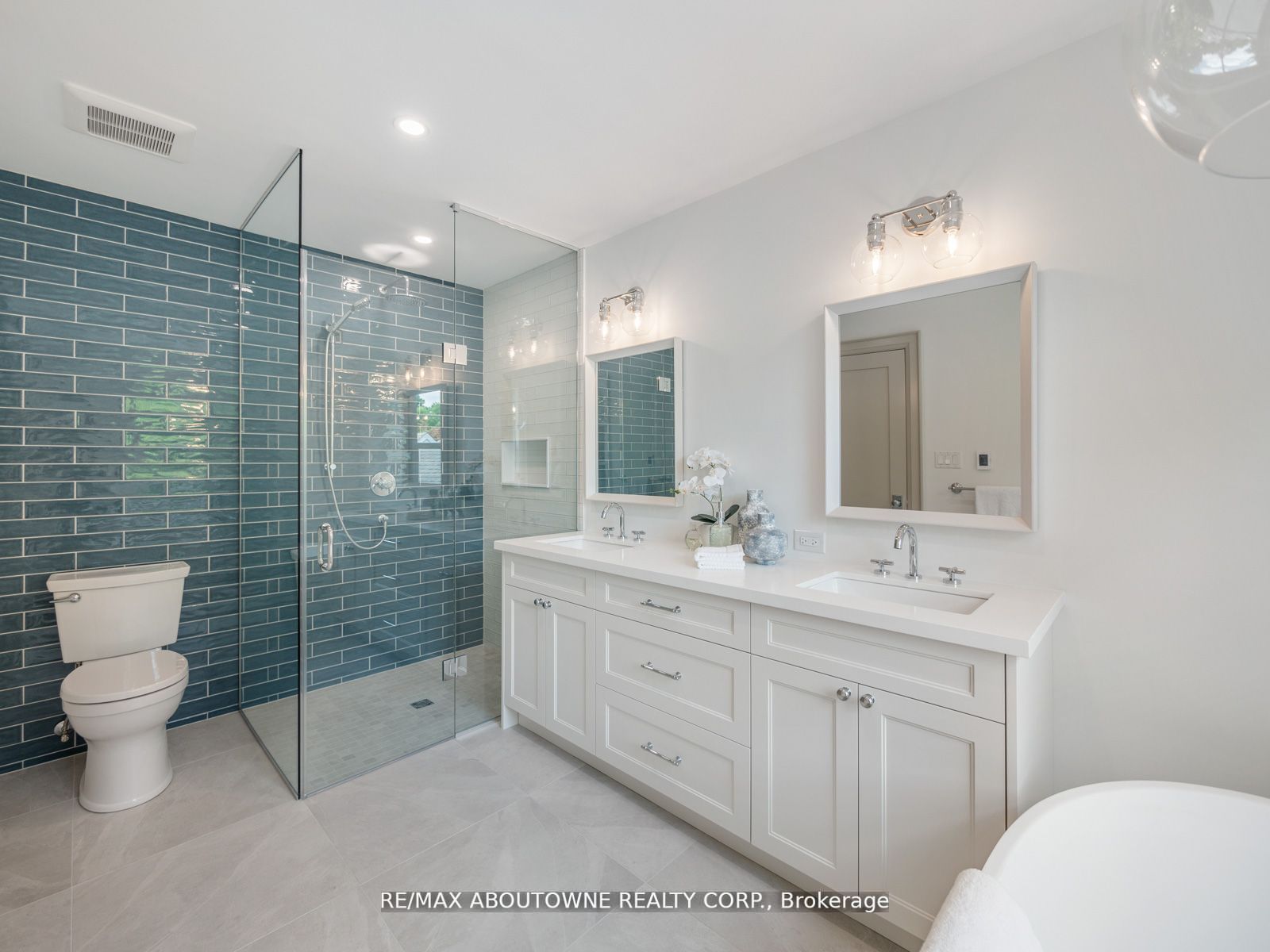 33 Harbourside Crt