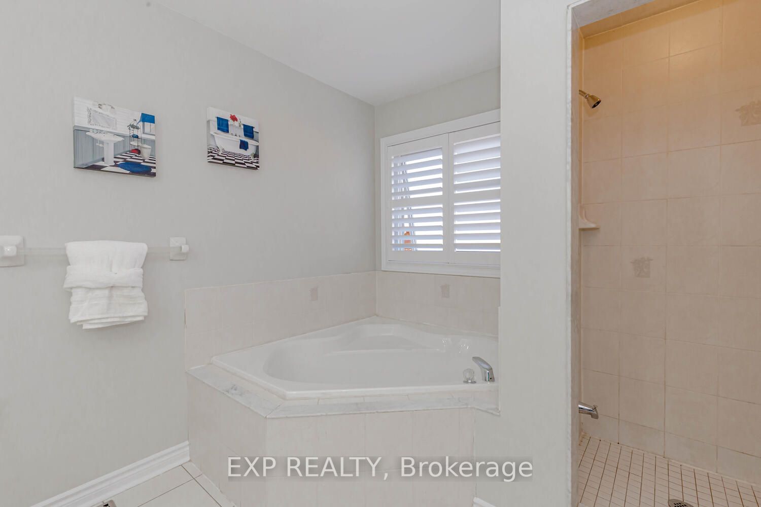 227 Queen Mary Drive W