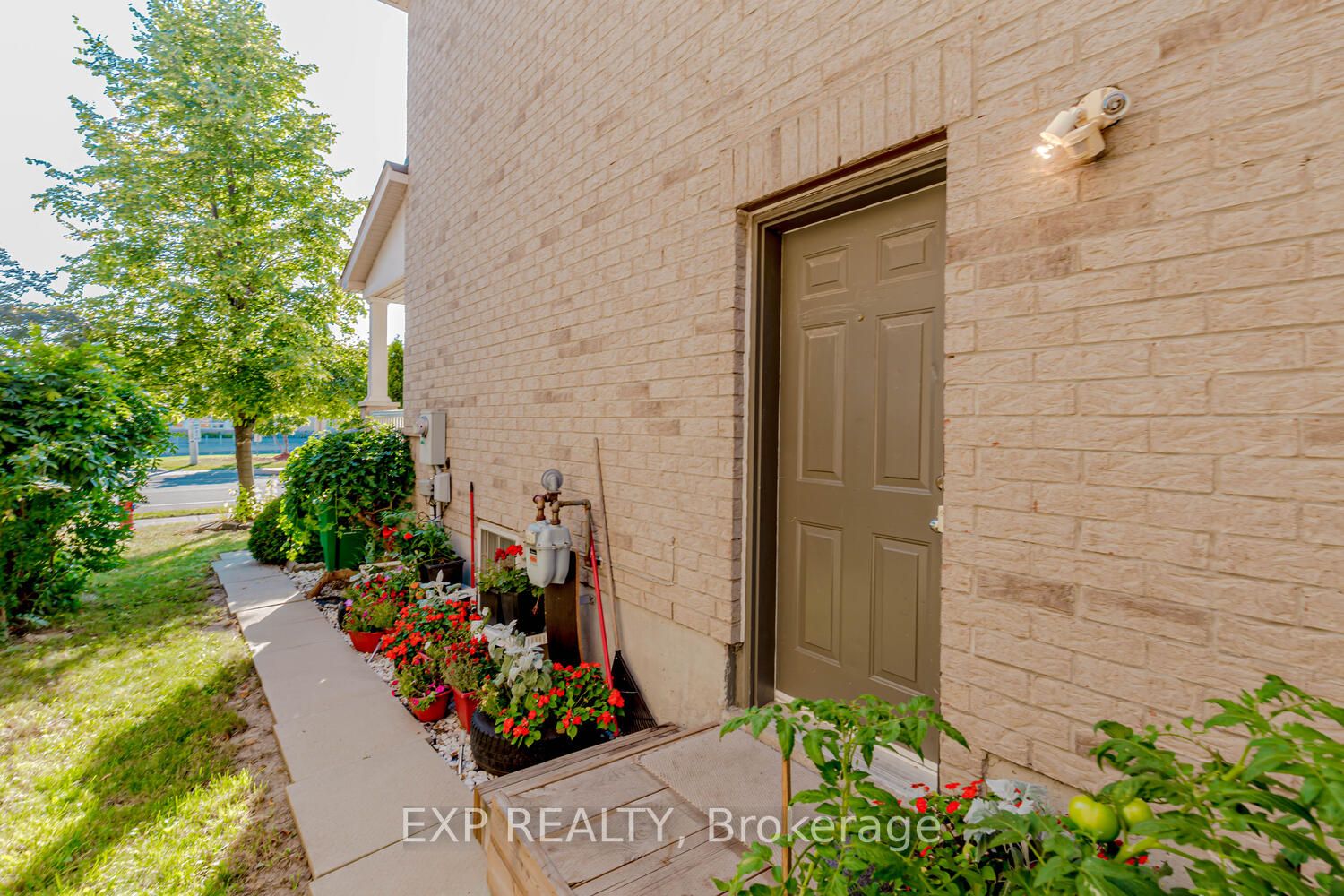 227 Queen Mary Drive W