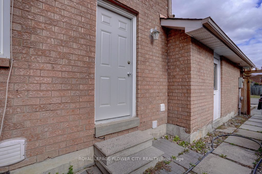 34 Bristol Ave S