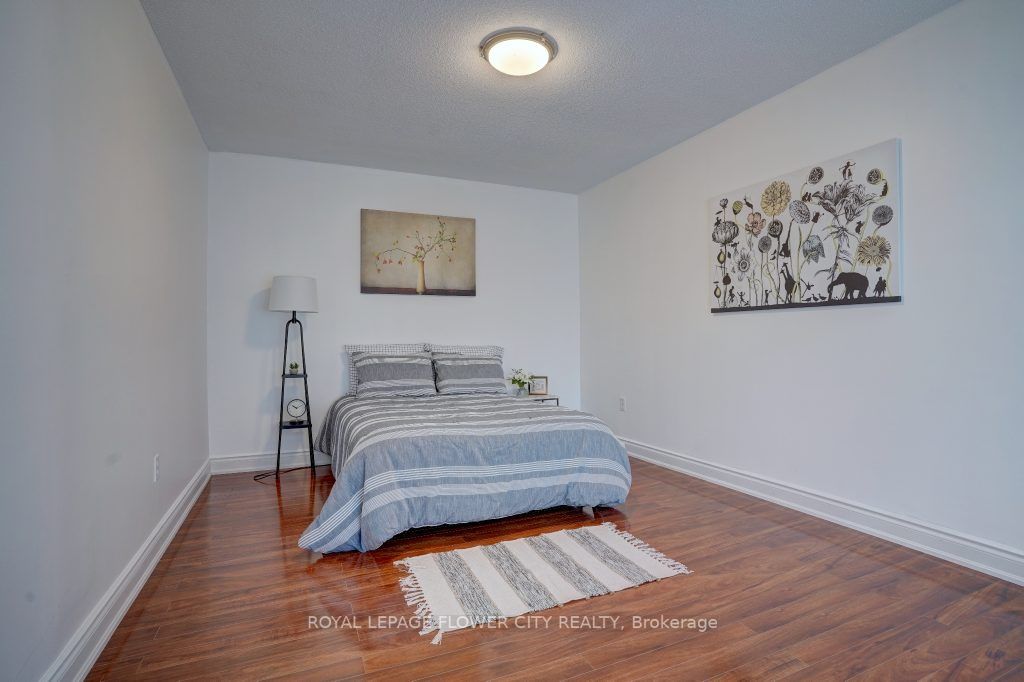 34 Bristol Ave S