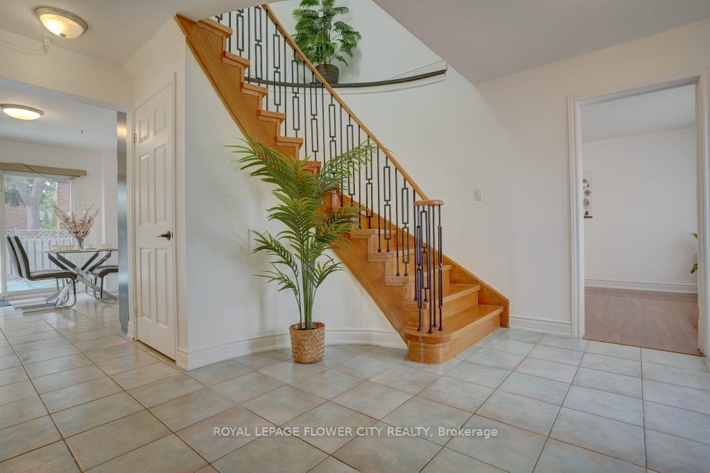 34 Bristol Ave S
