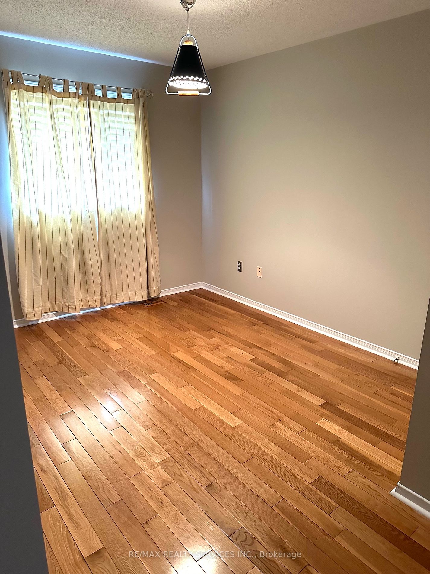 33 Poplar Plains Rd