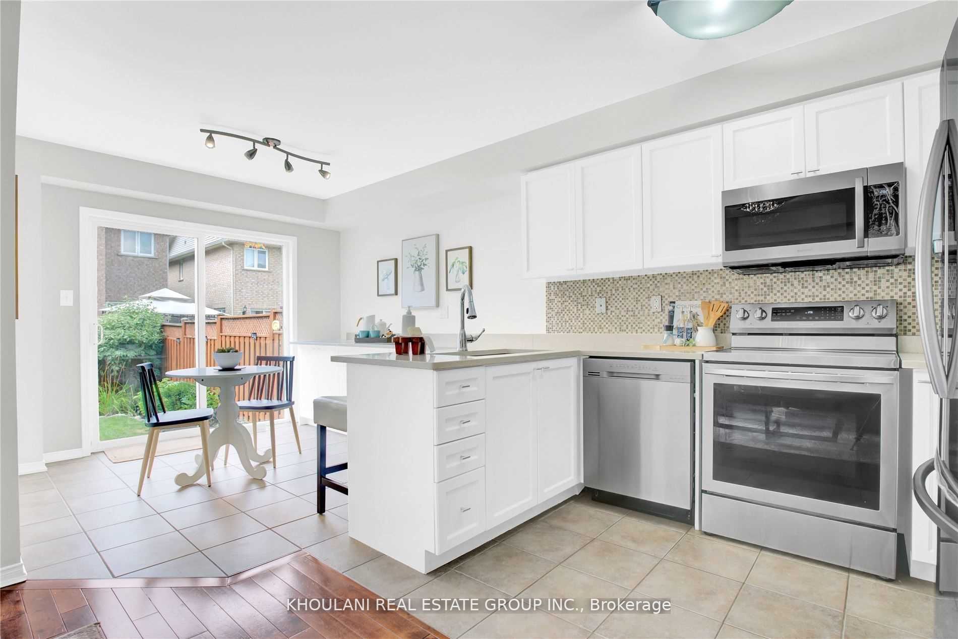 1215 Lamont Cres