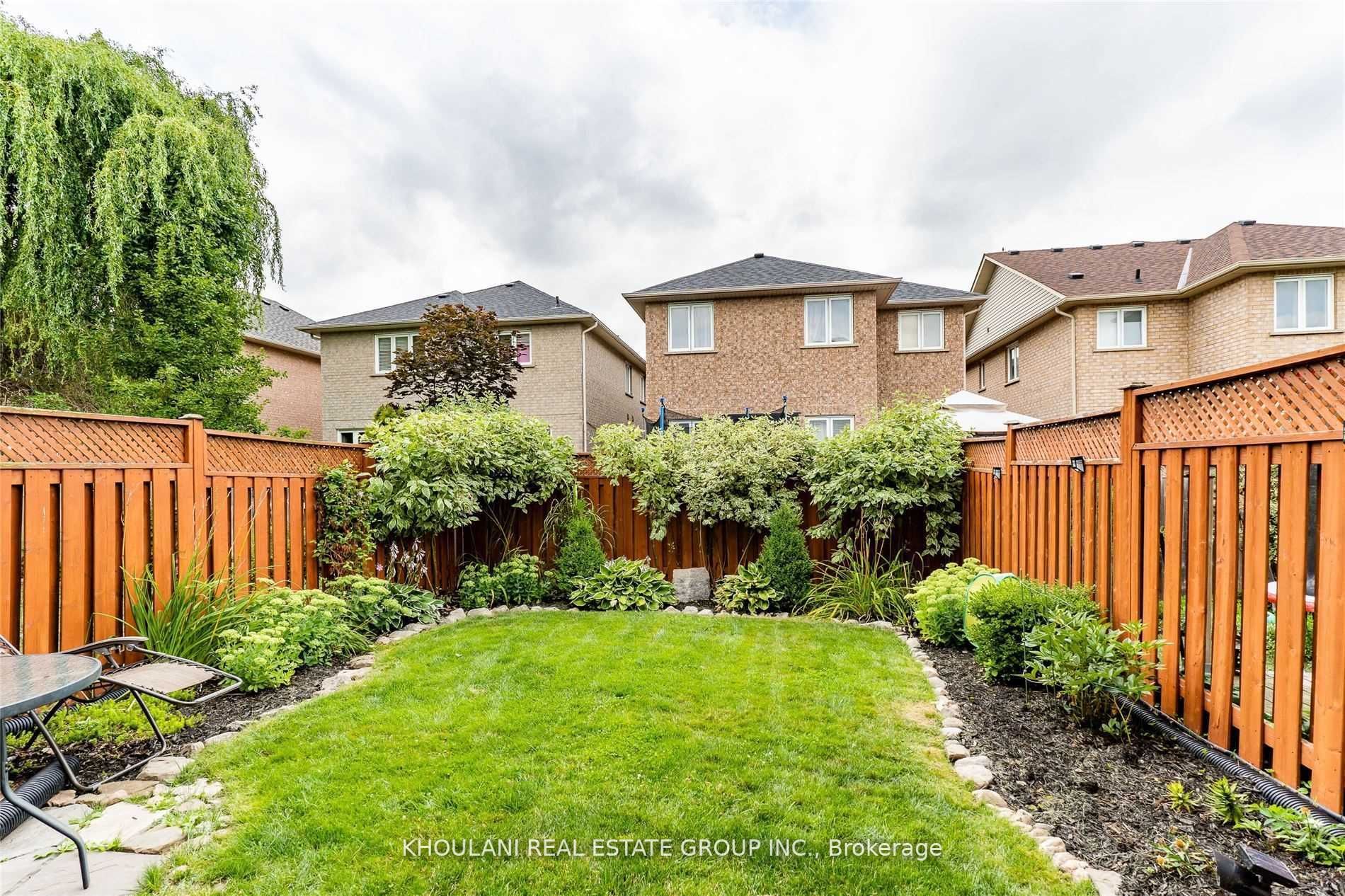 1215 Lamont Cres