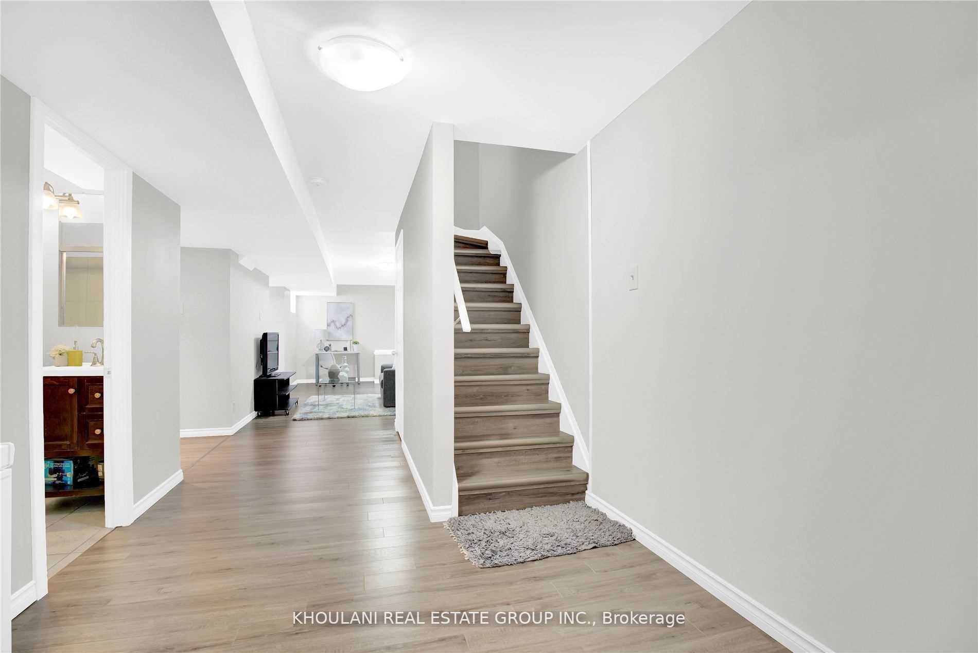 1215 Lamont Cres