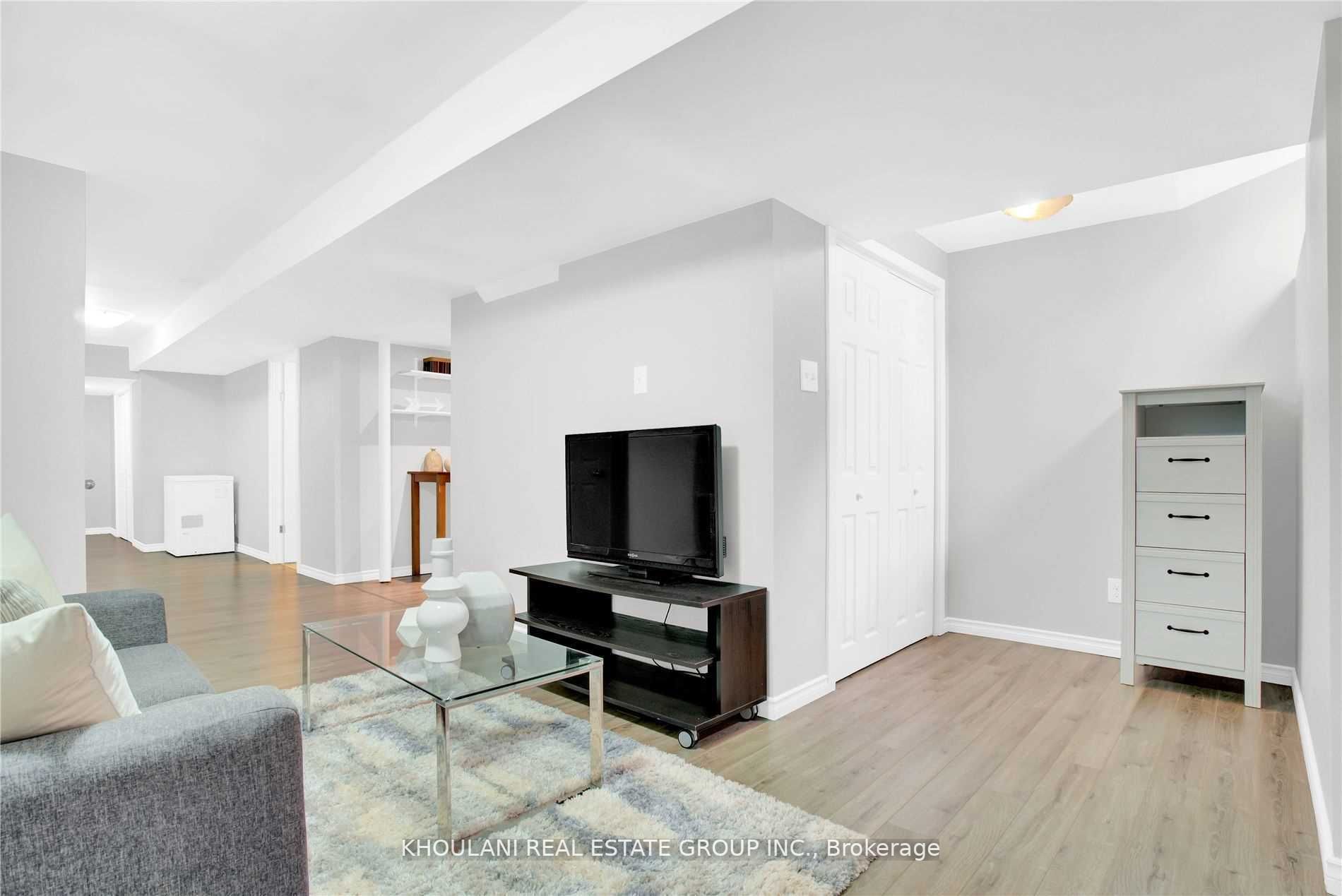 1215 Lamont Cres