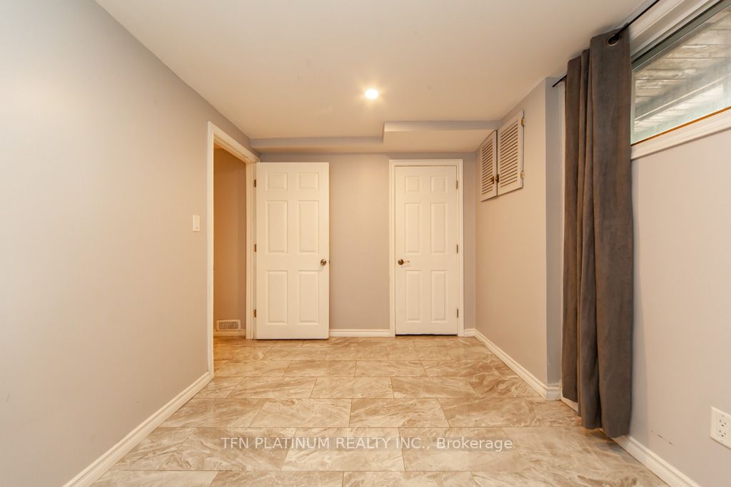 90 Centre St S