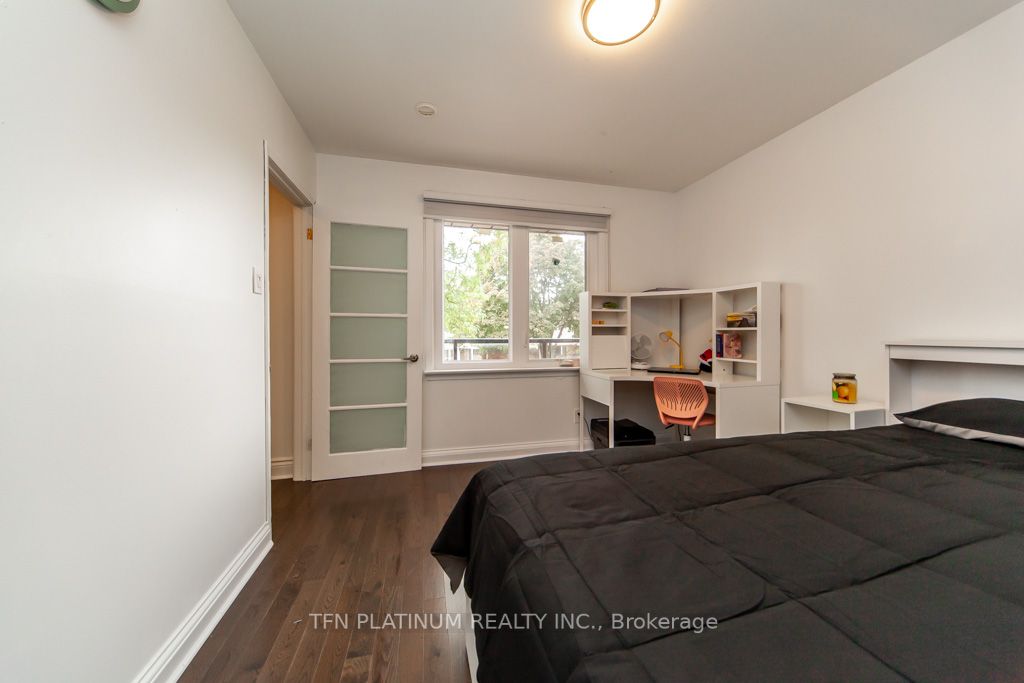 90 Centre St S