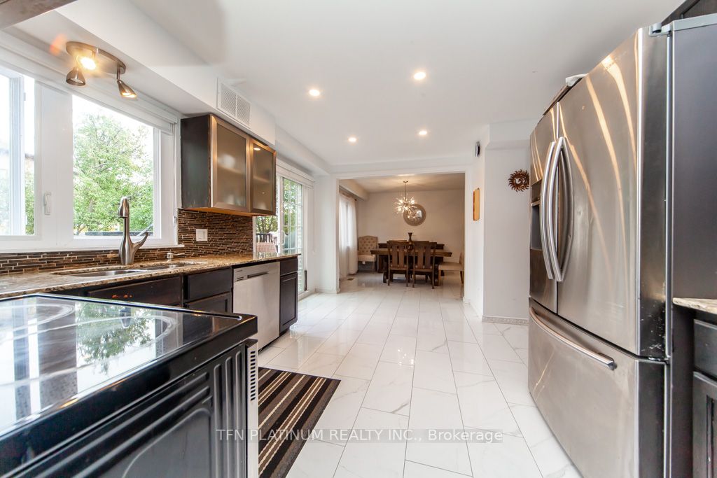 90 Centre St S