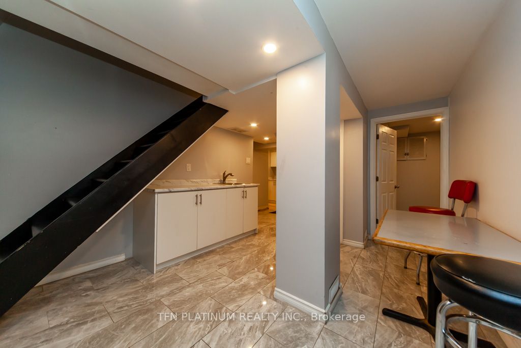90 Centre St S