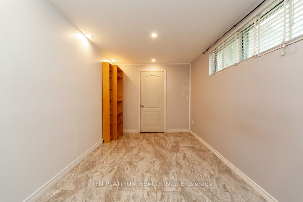 90 Centre St S