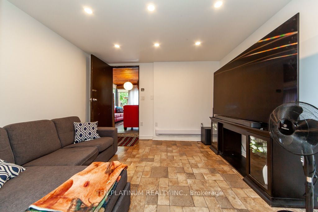 90 Centre St S