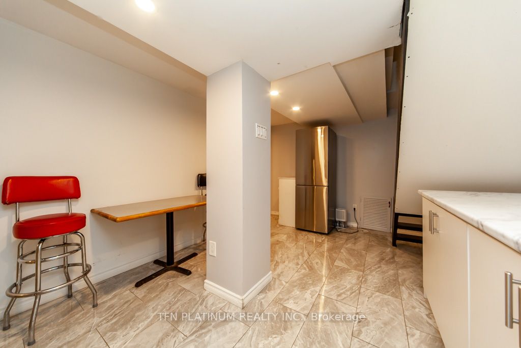 90 Centre St S