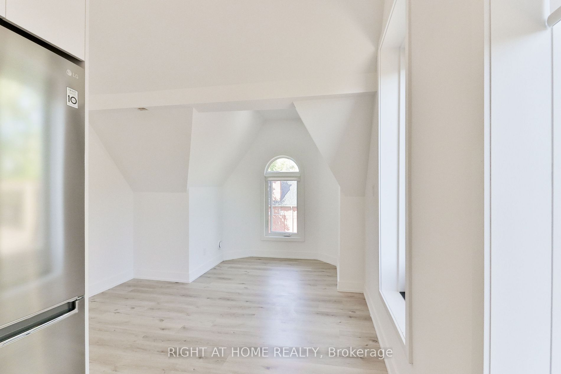45 Brock Ave, #301