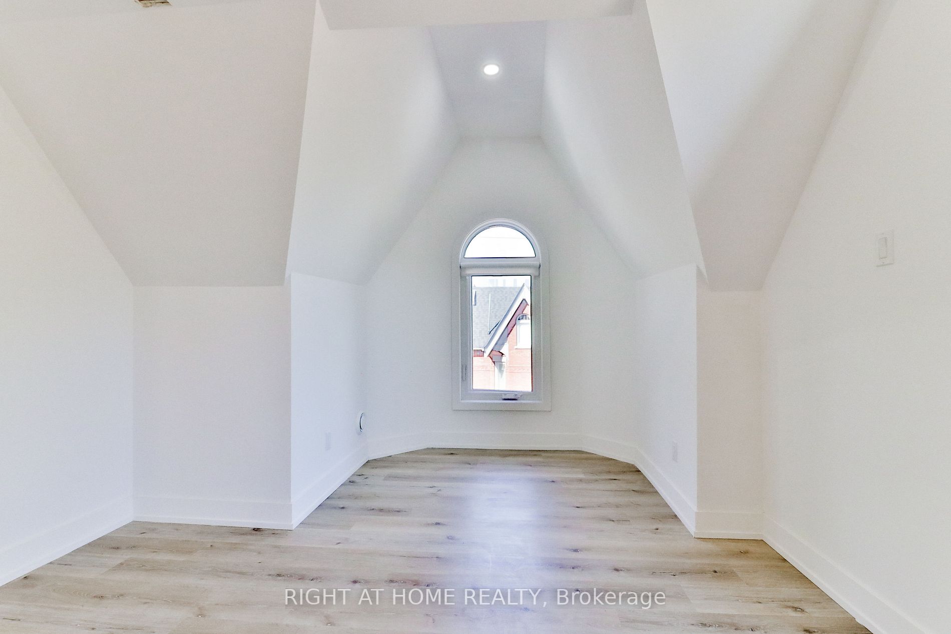 45 Brock Ave, #301