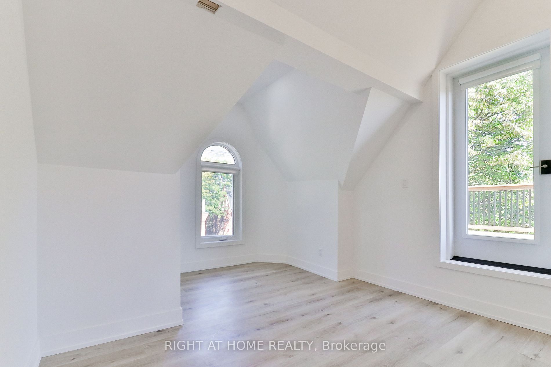 45 Brock Ave, #301