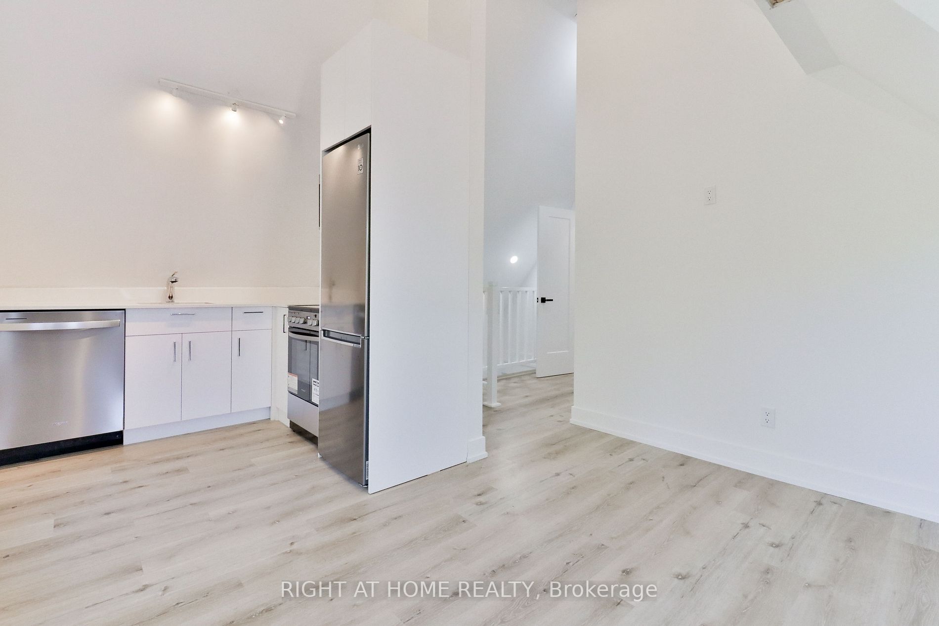 45 Brock Ave, #301
