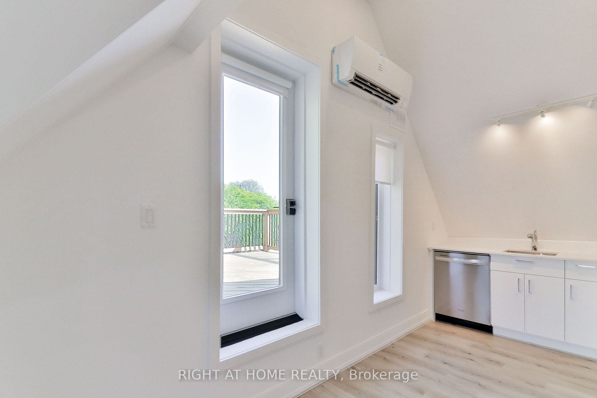45 Brock Ave, #301
