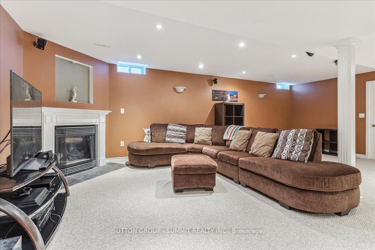 2153 Winding Way