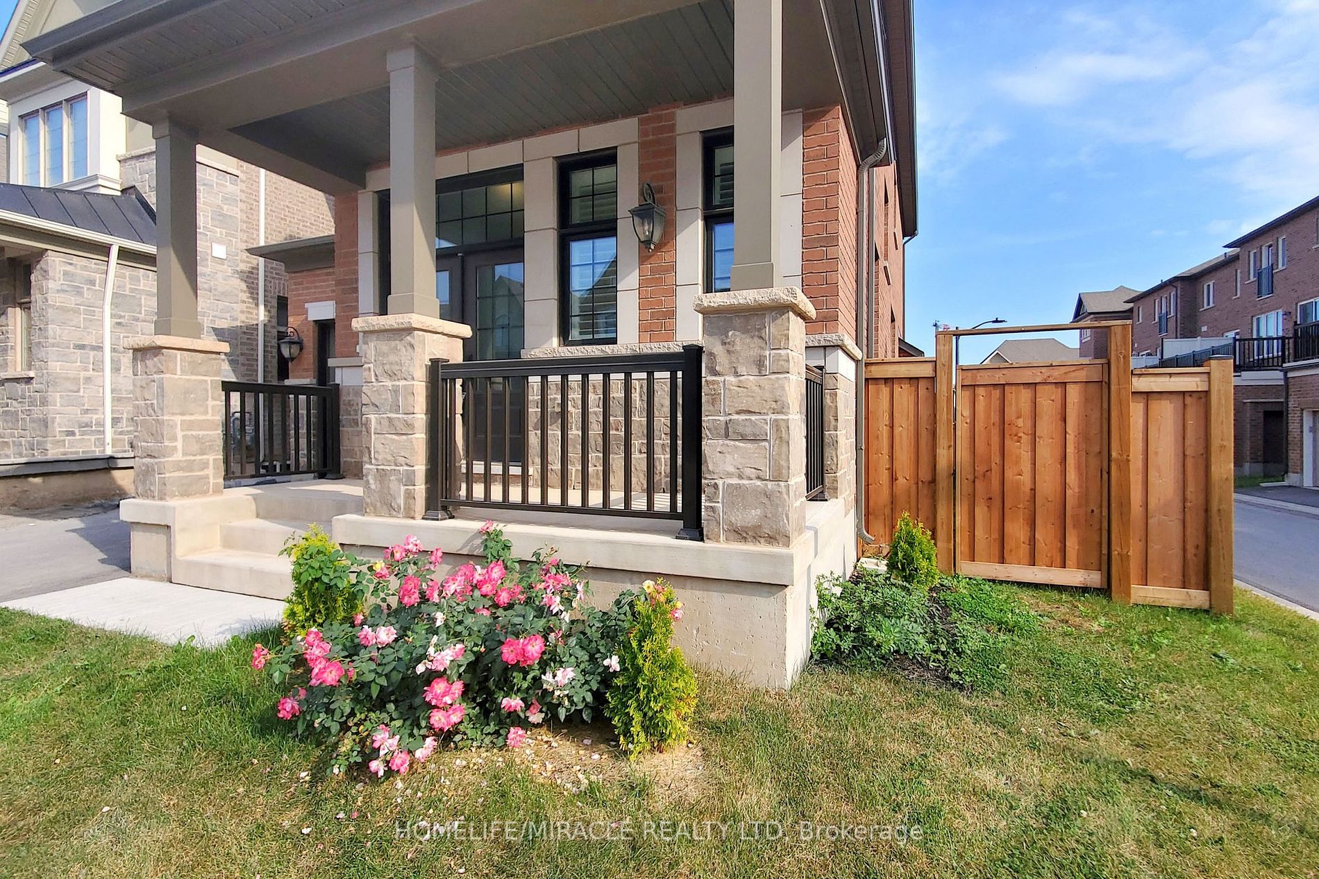 1412 Lakeport Cres