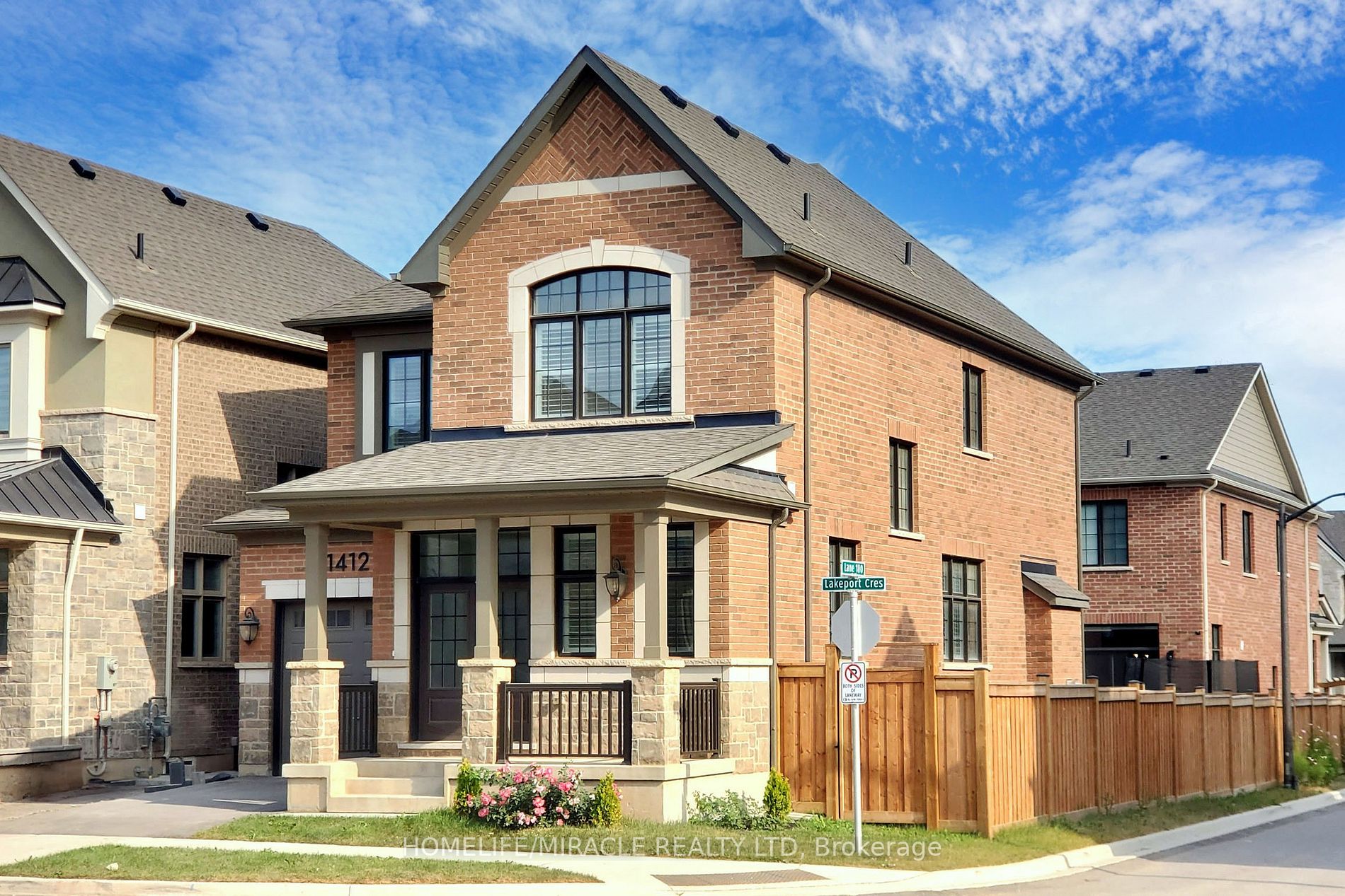 1412 Lakeport Cres