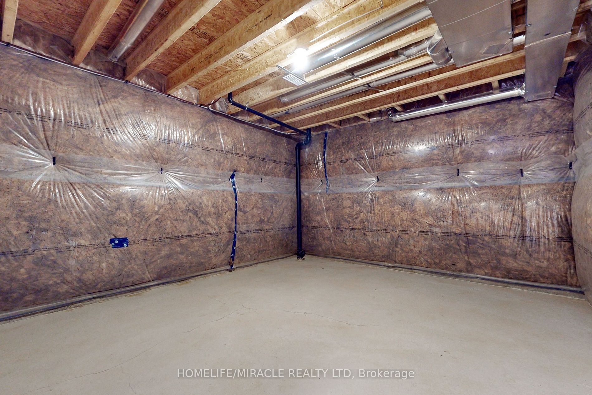 1412 Lakeport Cres