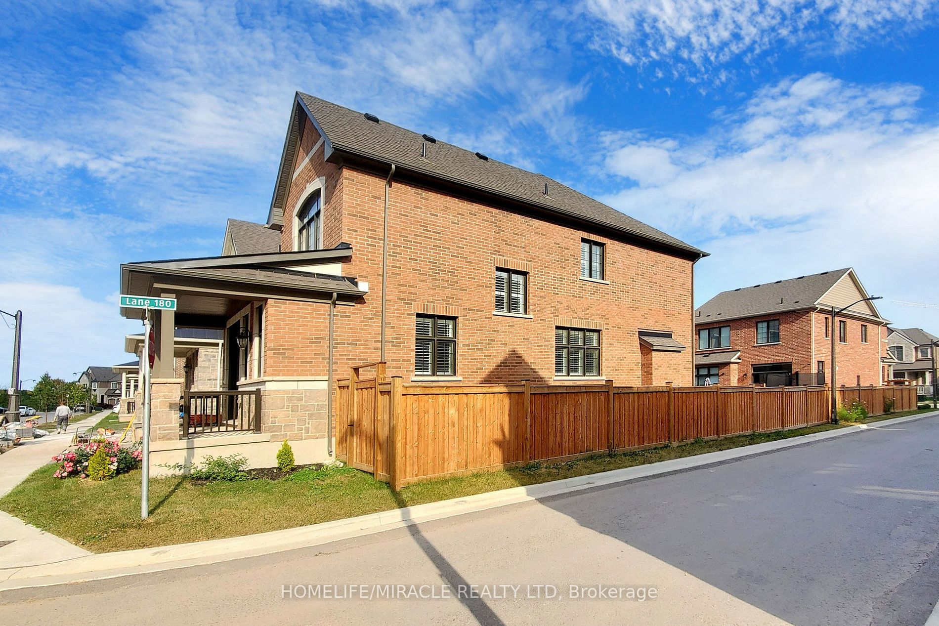 1412 Lakeport Cres