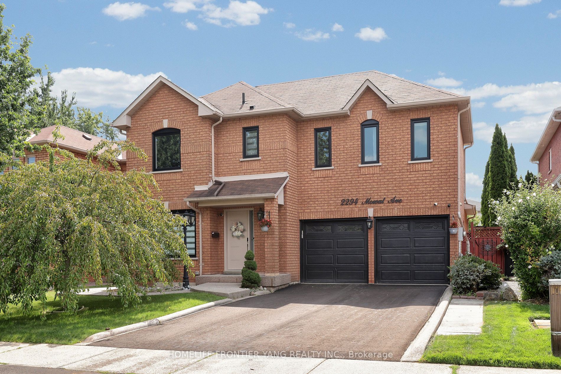 2294 Mowat Ave