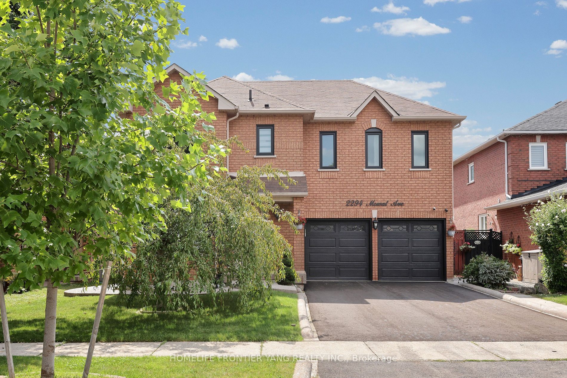 2294 Mowat Ave