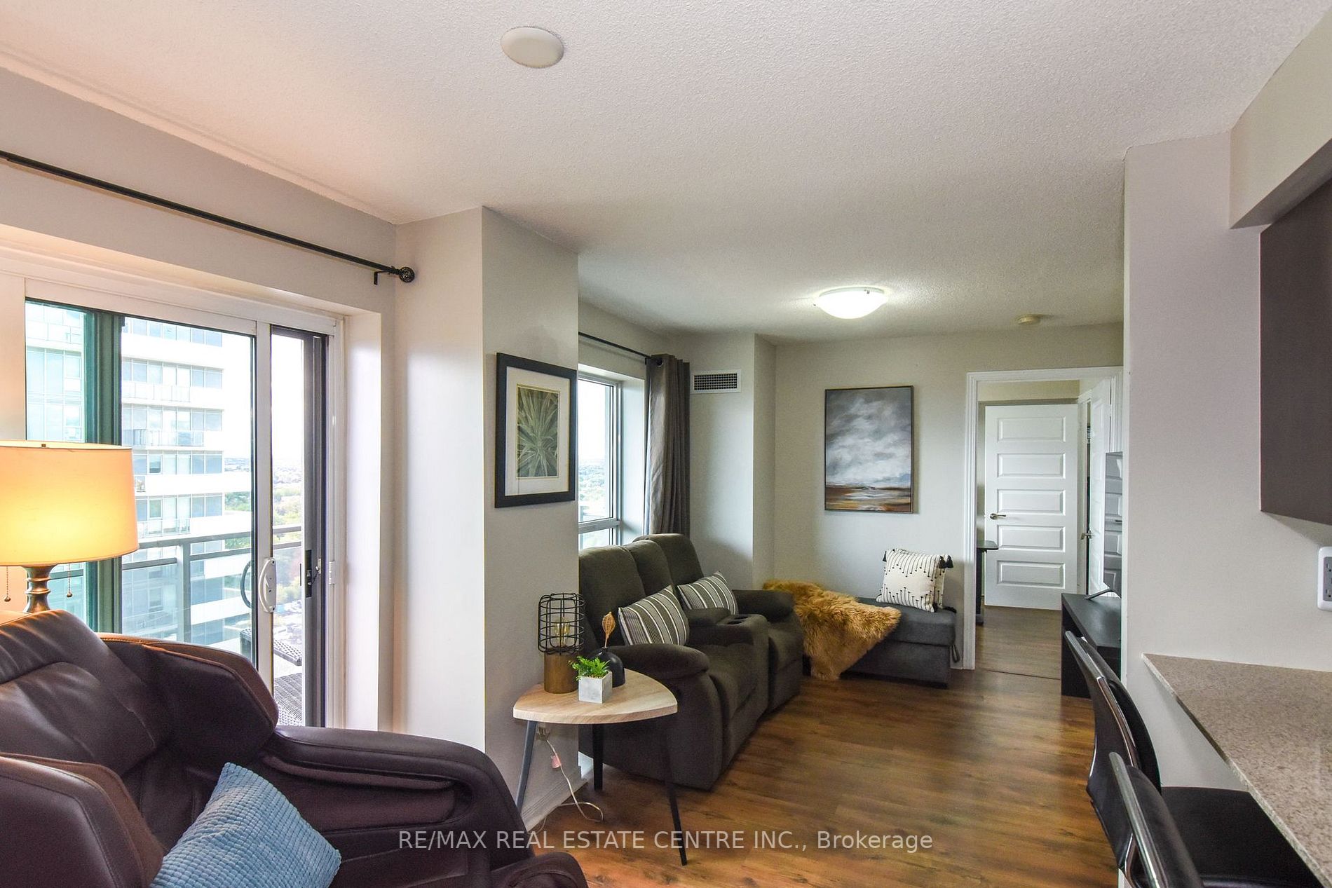 215 Queen St E, #2005