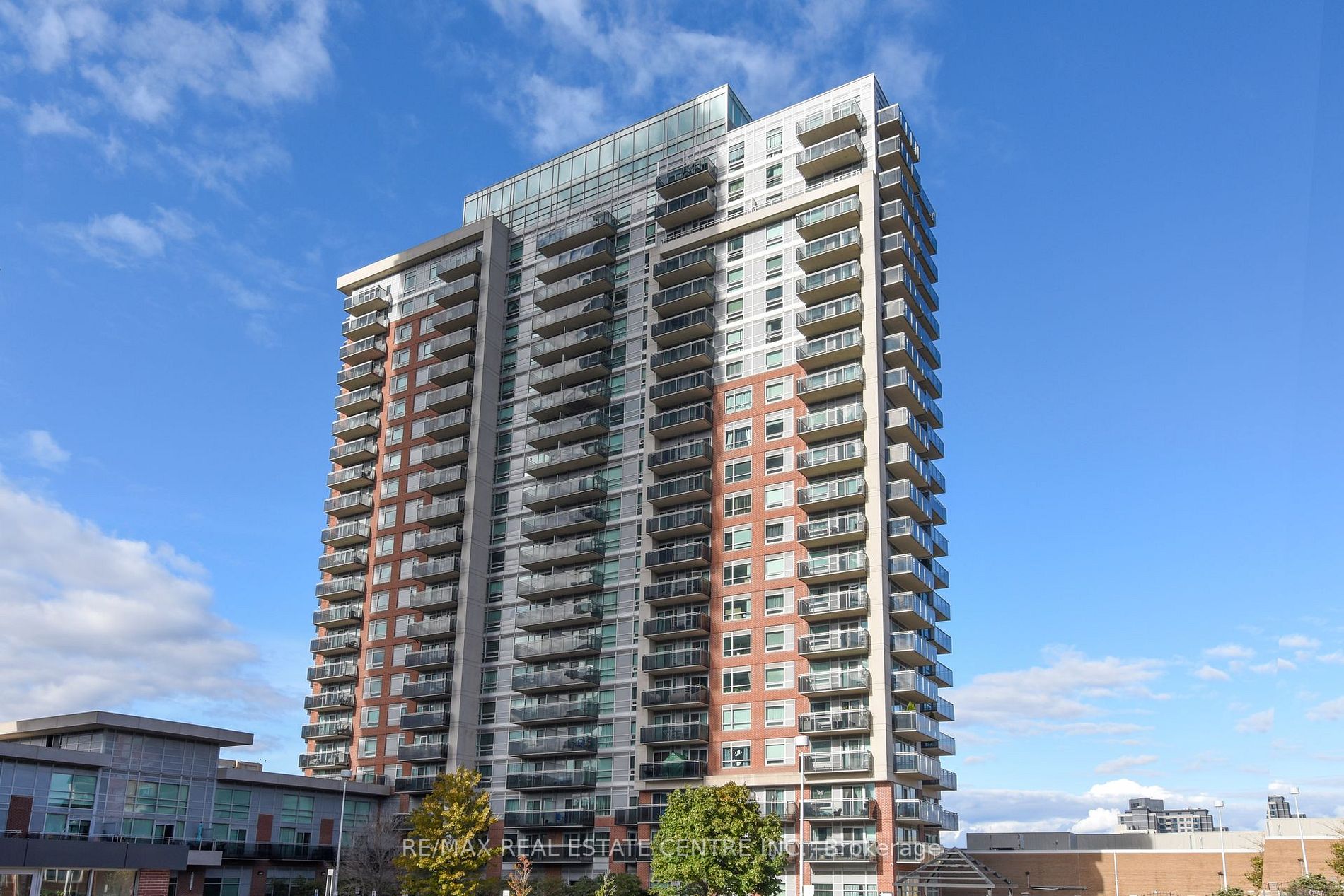 215 Queen St E, #2005