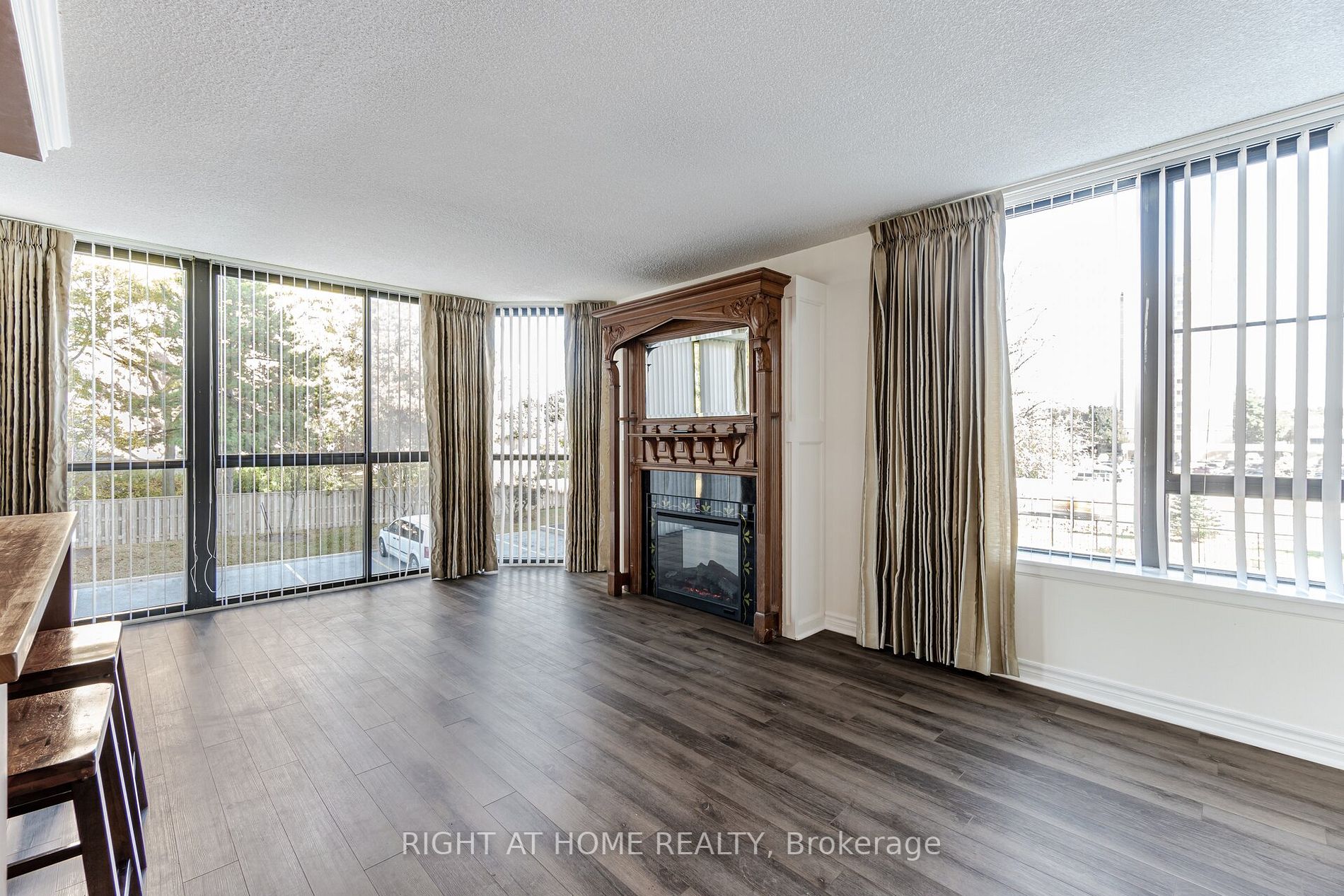 1230 Marlborough Crt, #208
