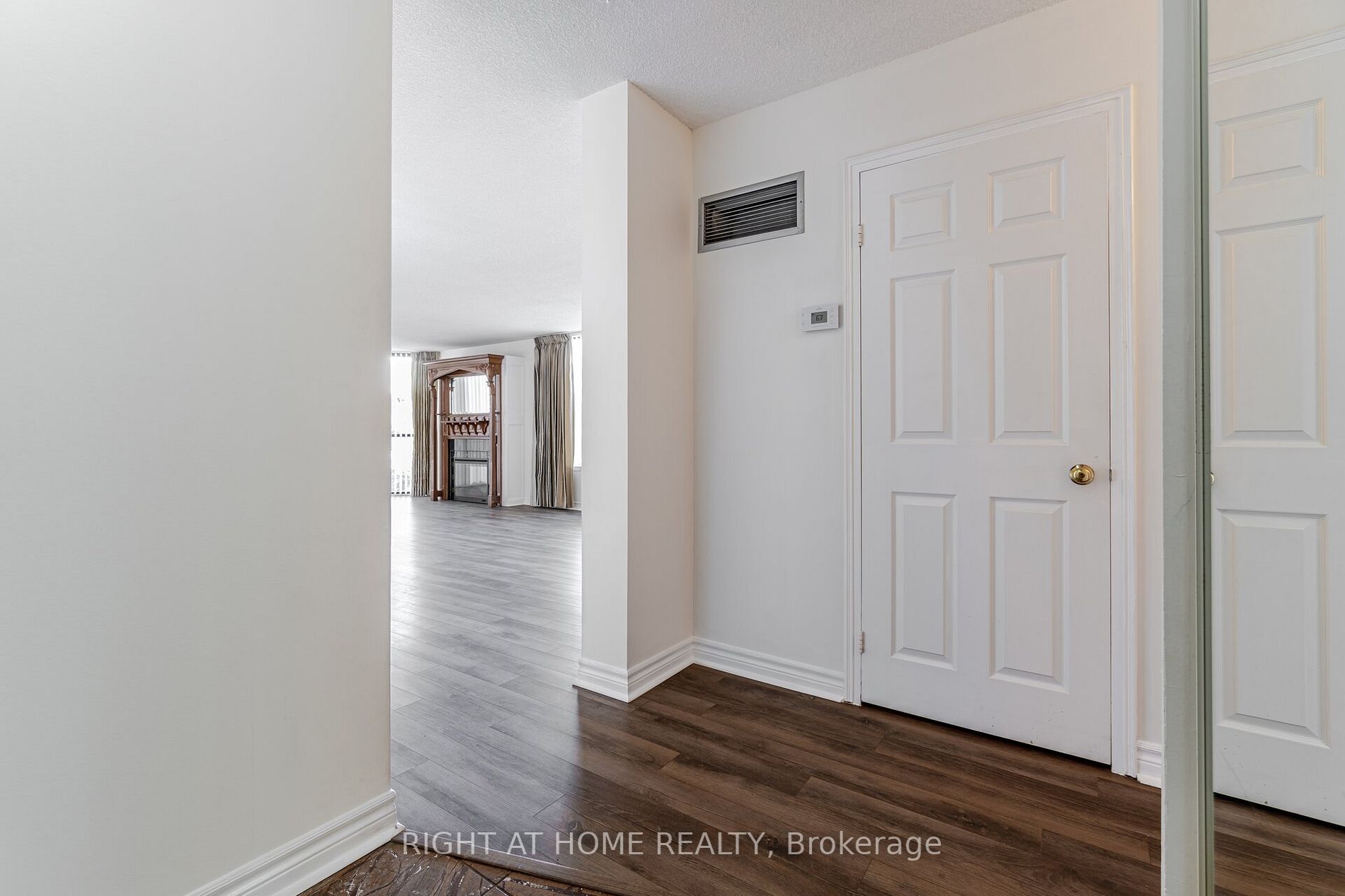 1230 Marlborough Crt, #208