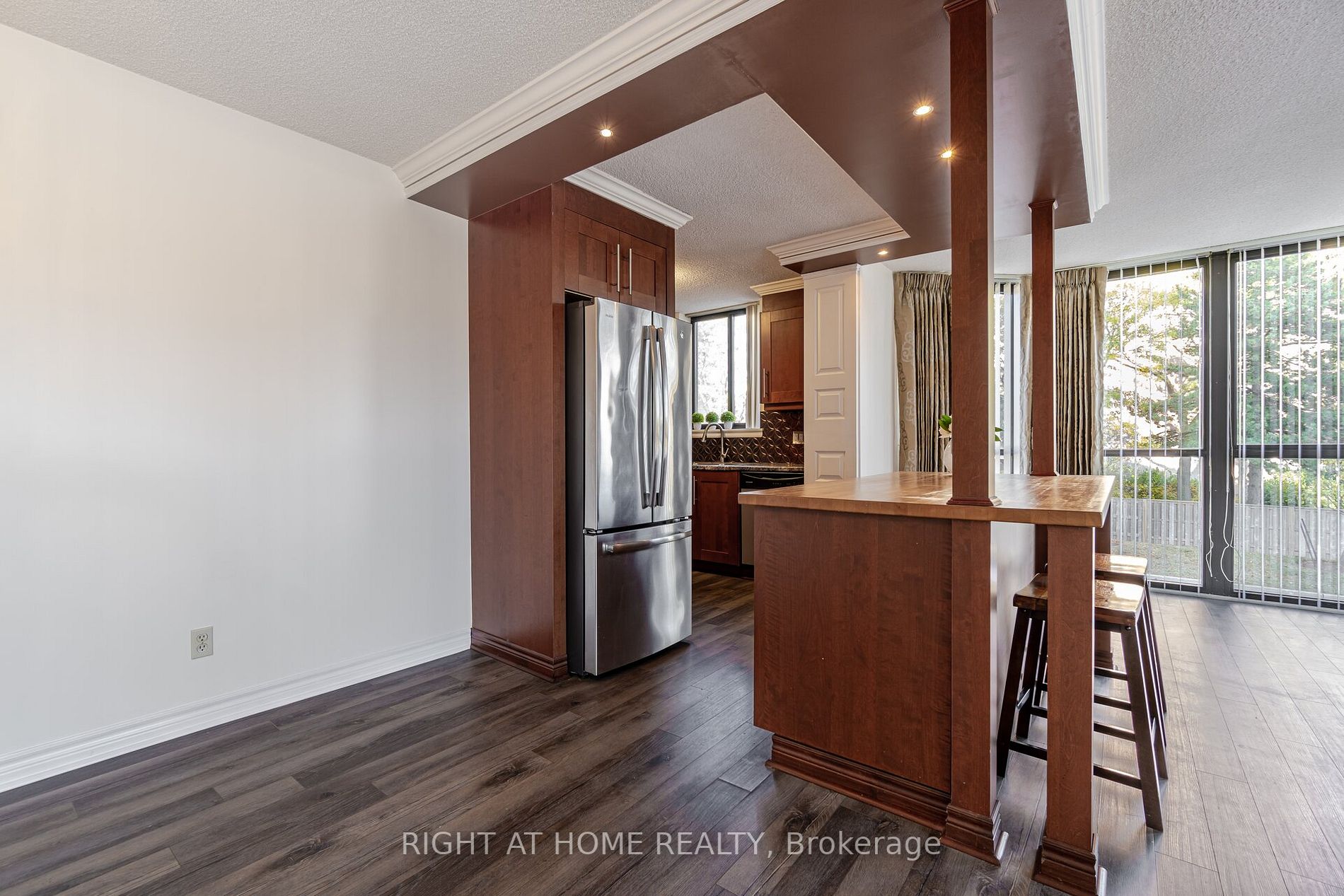1230 Marlborough Crt, #208