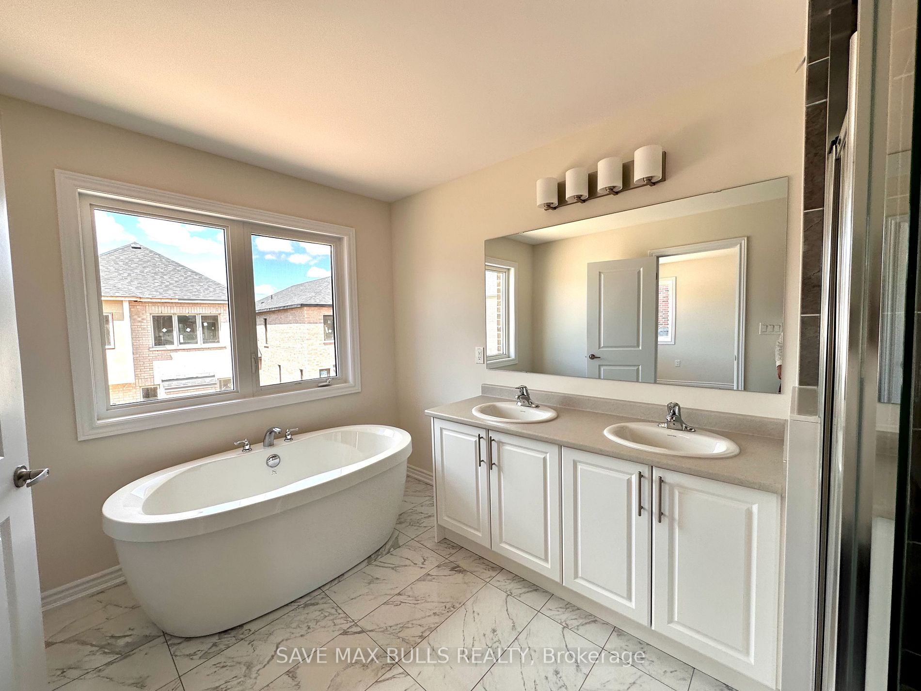 605 Leatherleaf Landing