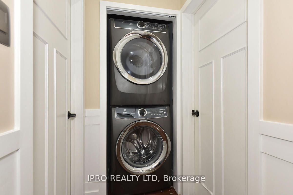 8 Core Cres