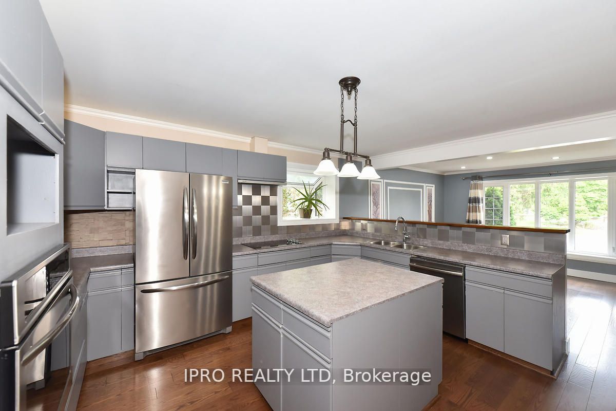 8 Core Cres