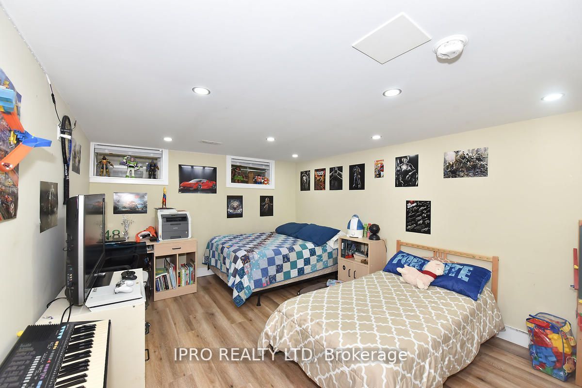 8 Core Cres