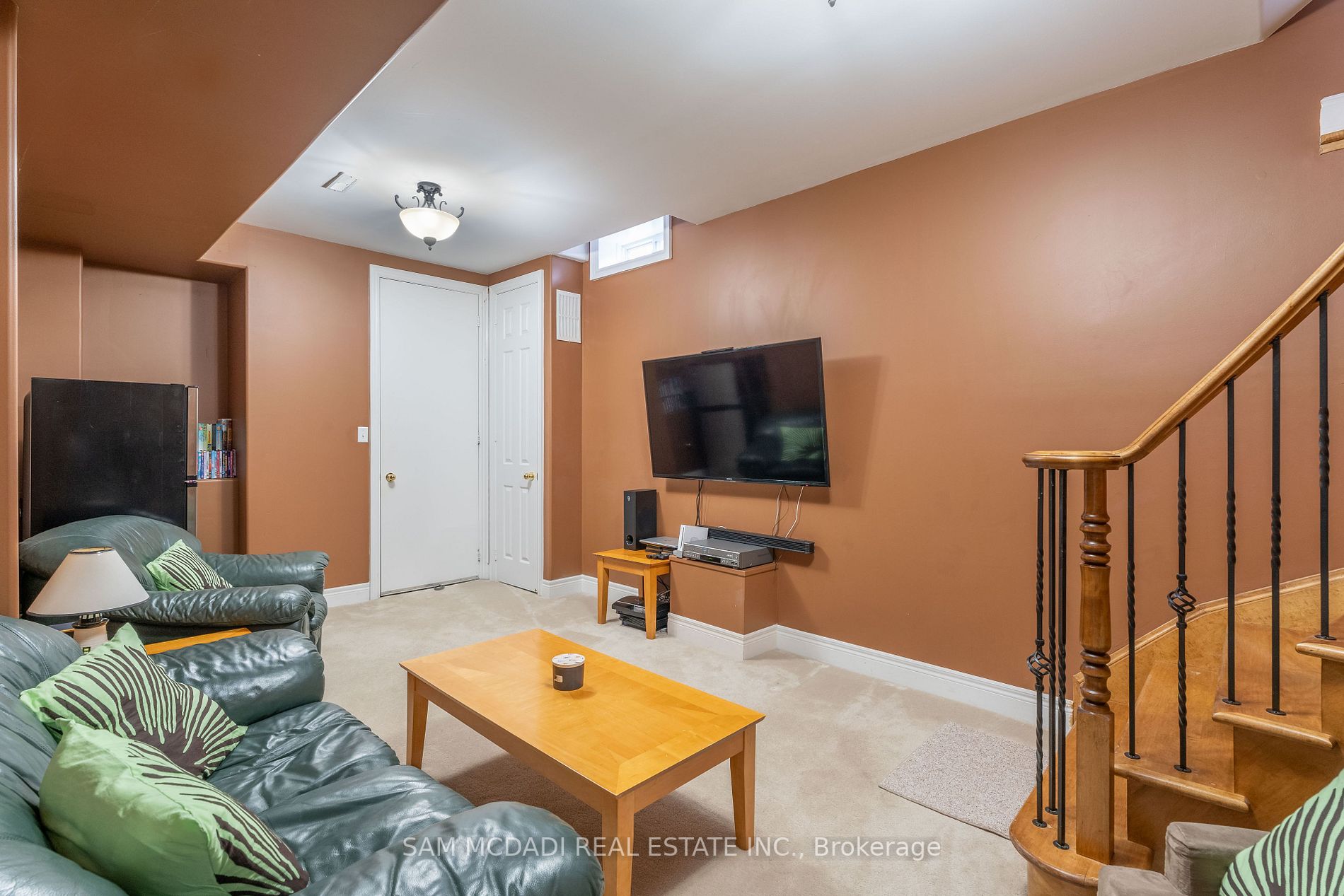 3852 Rosanna Dr