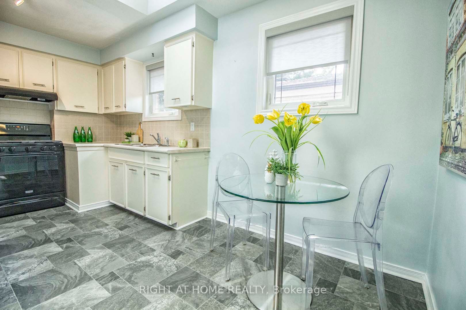 44 Baylor Cres