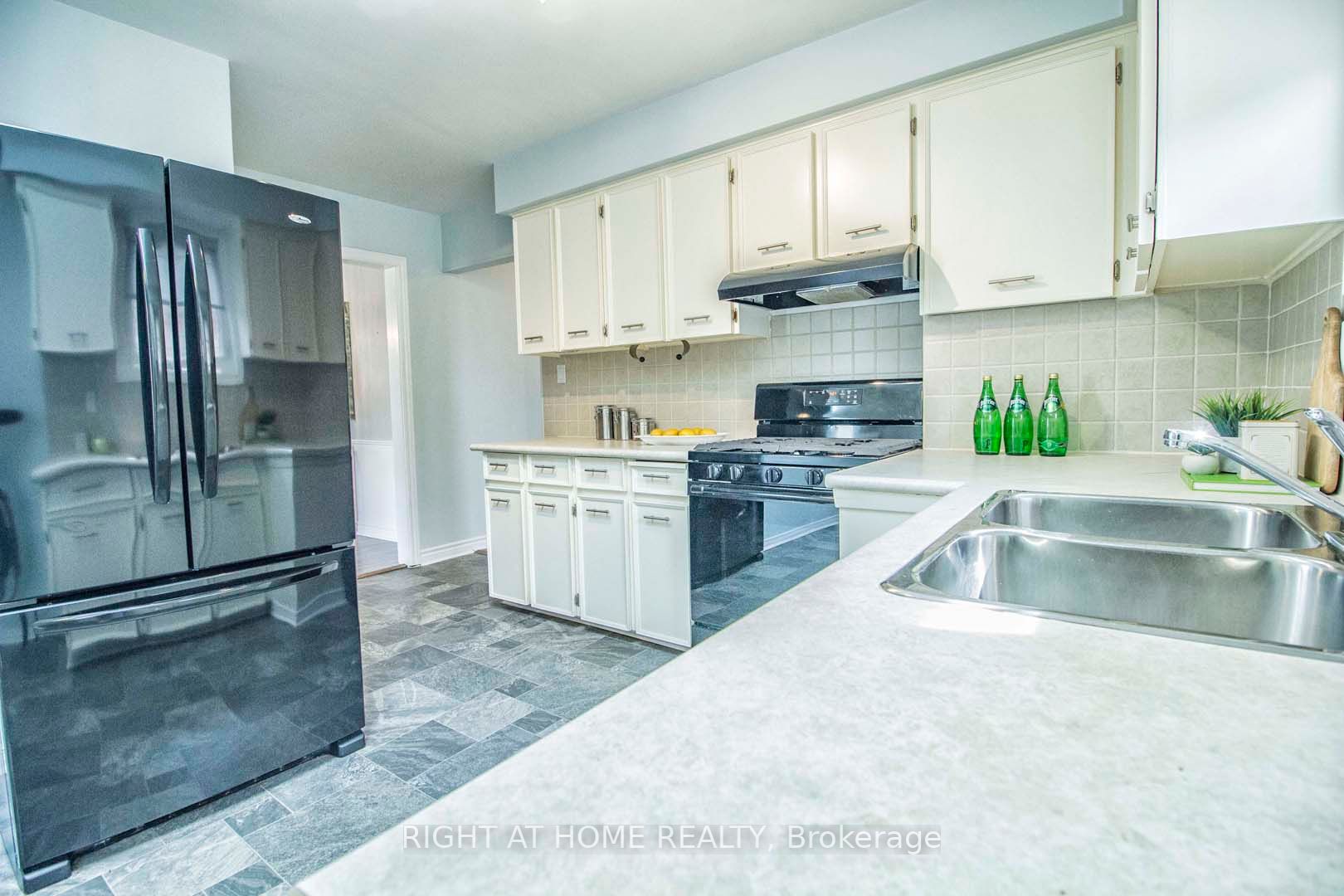 44 Baylor Cres