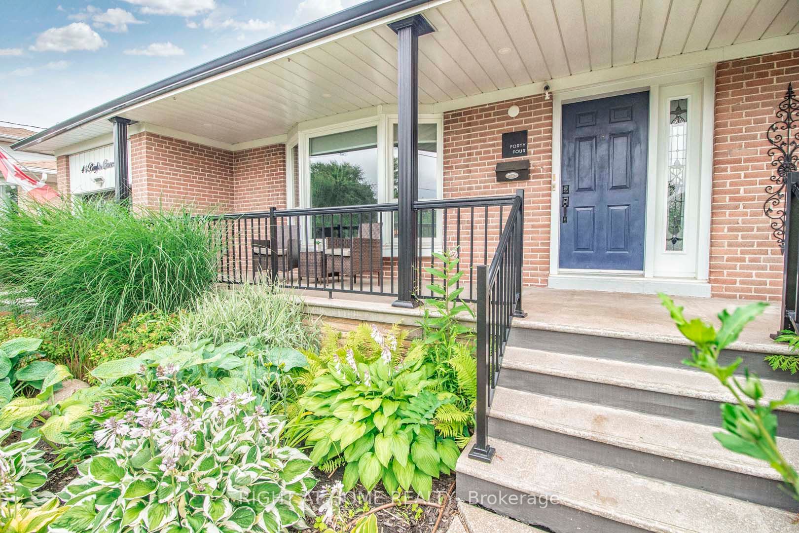 44 Baylor Cres